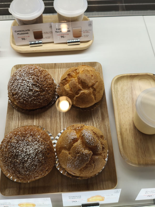 曼谷｜被店門口的狗狗吸引進去，卻意外發現一家日式甜點小宇宙，溫柔可愛到不想離開！