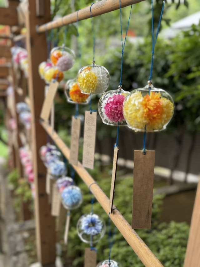 花手水と切り絵の御朱印が美しいお寺