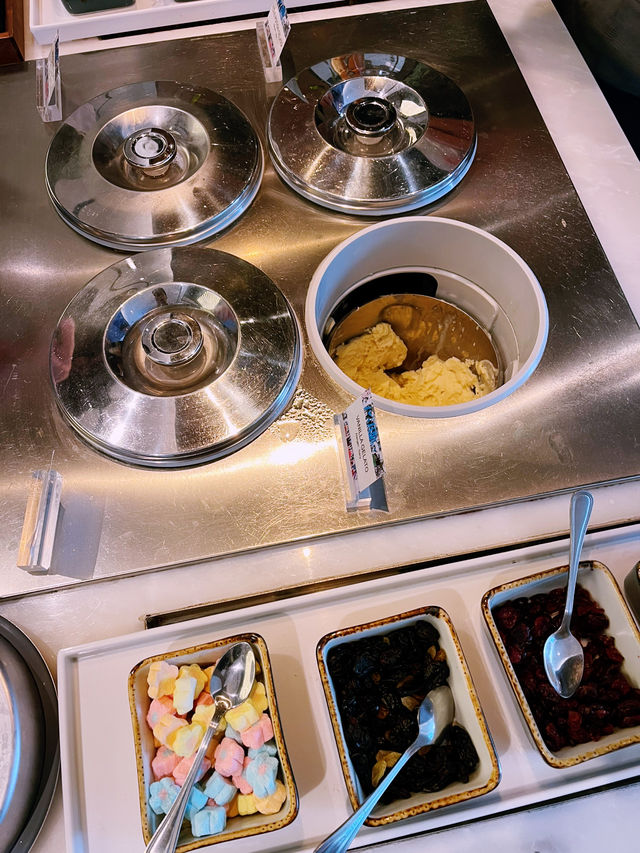 “Delicious Variety at Evolution Cafe’s Buffet”