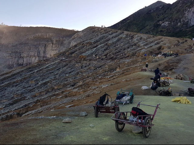 “Ijen Volcano: Where Blue Flames Meet Sunrise Skies”💙