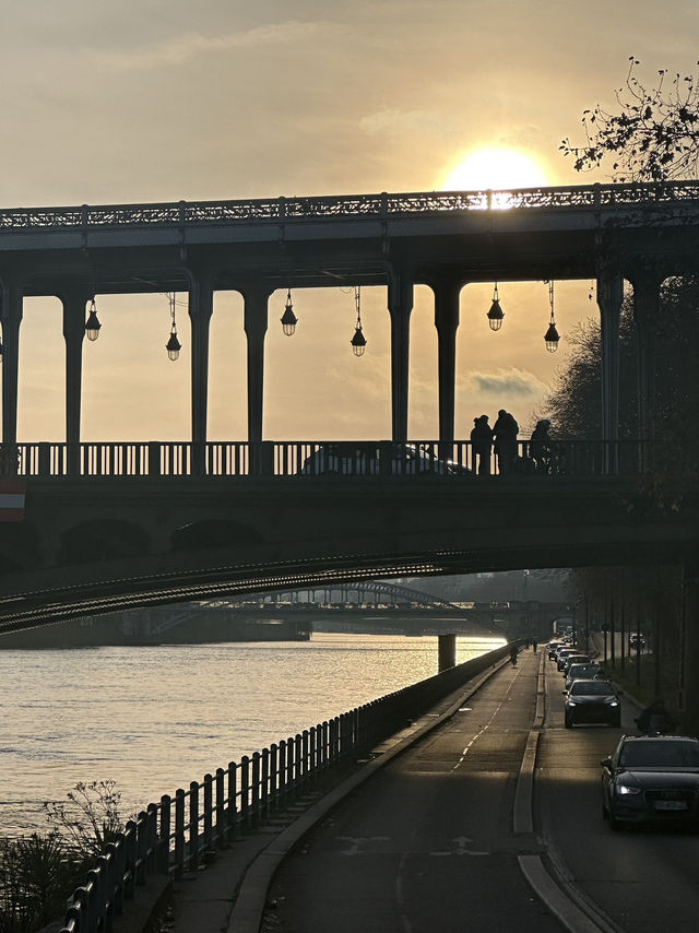 Cinema’s Steel Stage: Walking Pont de Bir-Hakeim’s Dreamscape