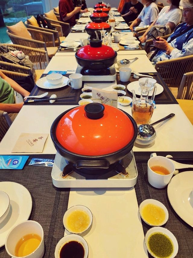 肚子餓了，在旅途中吃得香之必要。