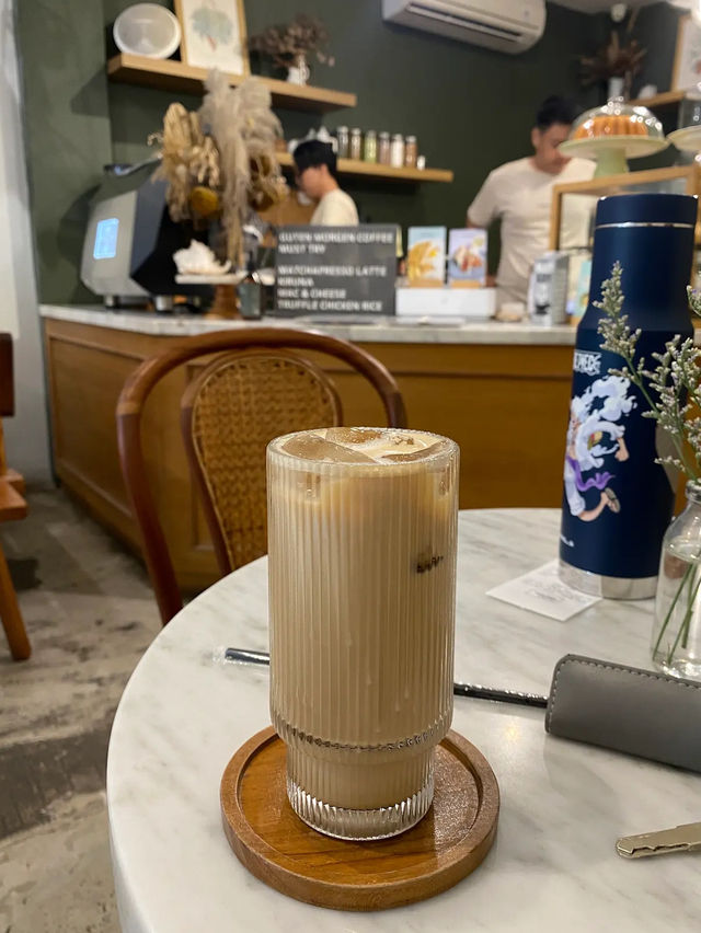 Guten Morgen: Jakarta’s Aesthetic Floral-Fueled Coffee Escape