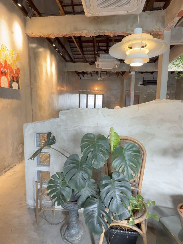Rustic Vibes, Indoor Trees, and Cat Company: Grind.jb Café in Taman Sentosa