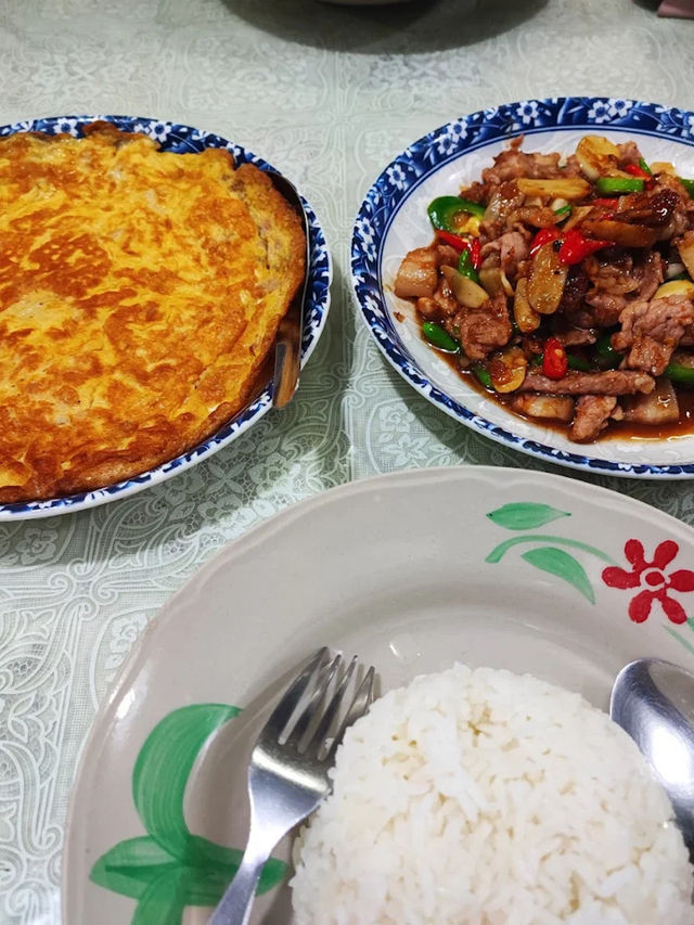 📍 “ต้นมะยม ภูเก็ต” – ร้านอาหารใต้รสเด็ด