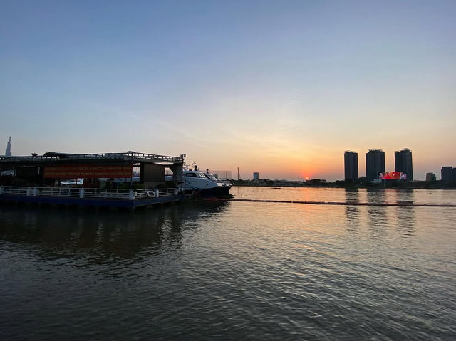 🚢水上から眺めるホーチミン「サイゴン川クルーズ」で特別な夜を
