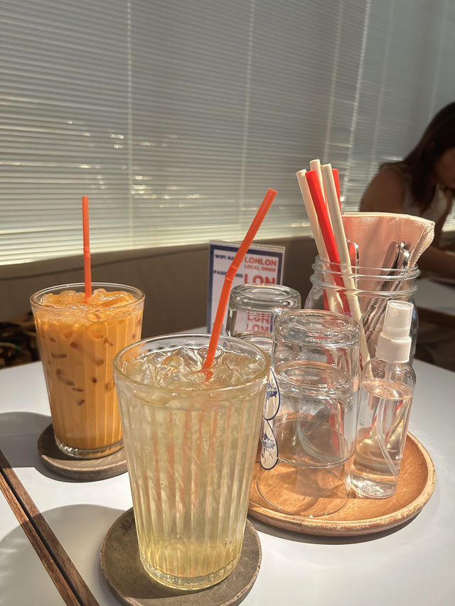 🥢✨ รีวิว Lonlon Local Diner – สาทร 🍽️🏮