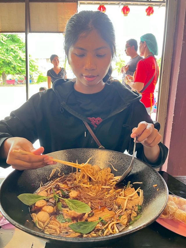 ก๋วยเตี๋ยวชามยักษ์สกลนคร
