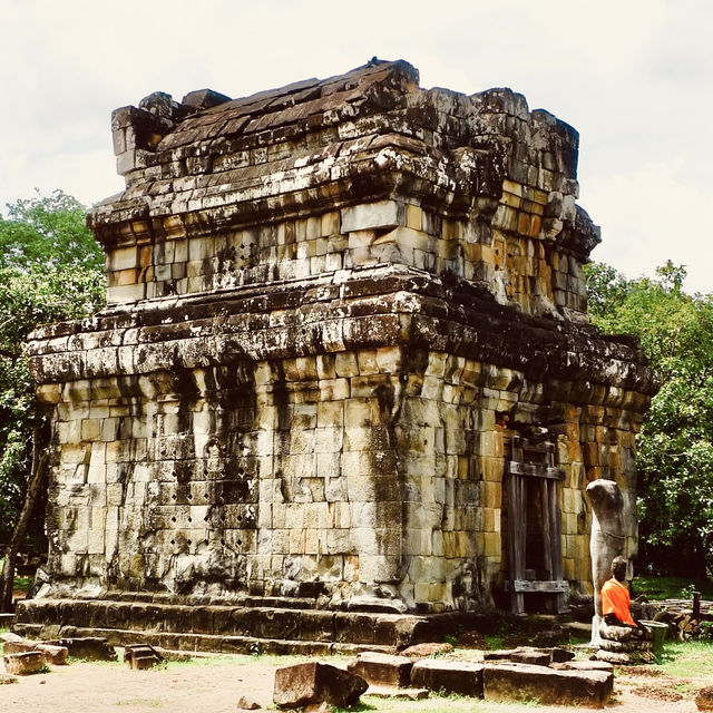 🌅 Sunset Majesty: Solo Trip to Phnom Bakheng! 🏛️