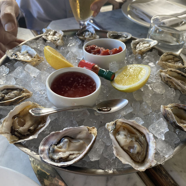 藍牆黃傘的午後時光，在 The Georgian Hotel 的 Sirena 小歇一餐