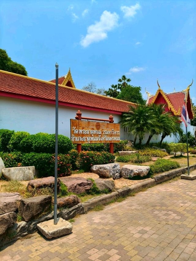พระธาตุพนมบรมเจดีย์โดดเด่น