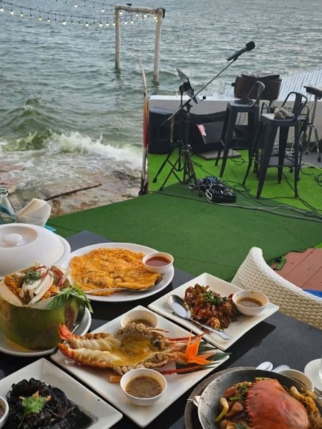 Bluefin Beach Bar & Restaurant ร้านรอบเขาสามมุก
