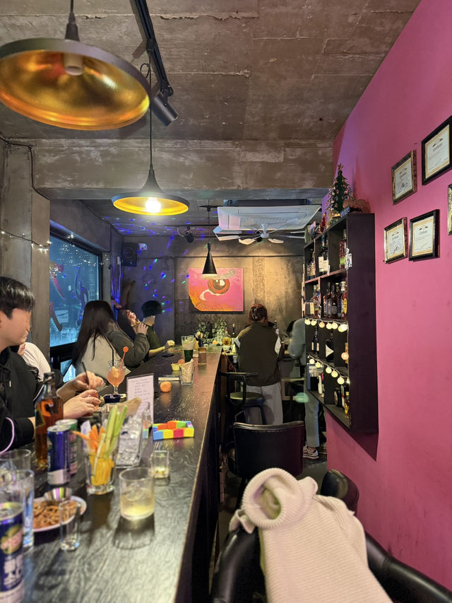홍대의 숨은 칵테일 바, 깃털