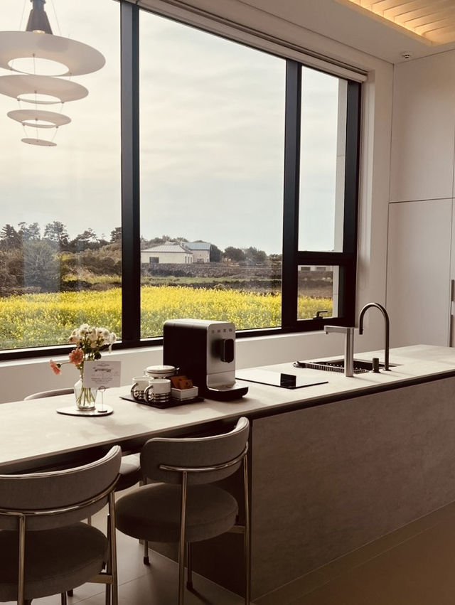 Seamless High-Tech Amenities and Sensory Comfort