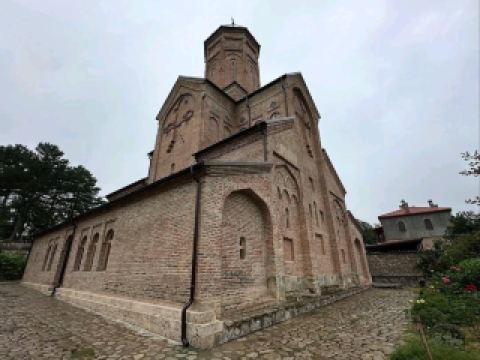 アカリ・シュアムタ修道院を発見する