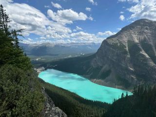 ทะเลสาบสีฟ้าที่สวยงาม