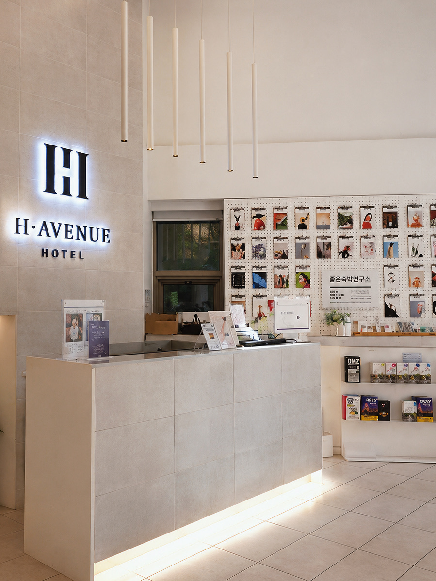 

🏬H Avenue Hotel Idae, Seoul 에이치에비뉴 호텔 이대점
If you're looking for a hotel in Seoul with a "great location for an easy trip," I highly recommend the H Avenue Hotel Idae! It's so close to Ewha Womans University Station that walking is an absolute breeze. Whether you're dragging luggage, heading back late at night, or going out to explore, it's super convenient. The vibe in this neighborhood is fantastic—not too chaotic, yet packed with food, cafes, and convenience stores. Staying in this area feels a bit more chill than Hongdae, but getting around is just as easy.

The hotel features a clean, modern, and minimalist design. The white lobby feels airy and offers several cozy seating areas and great photo spots. The rooms are quite spacious compared to other hotels in Seoul. The beds are soft and comfortable, and the large windows let in plenty of natural light, giving the room a very warm and inviting feel. The daytime lighting is especially gorgeous and perfect for taking photos!

The bathroom is another highlight, featuring a clearly separated shower area. The clean and simple tile design makes it look brand new and highly functional. It comes fully stocked with amenities like shampoo, body wash, a hair dryer, and other basics, so you don't need to weigh down your luggage packing them.

When it comes to convenience, this place has it all: an elevator, fast and free Wi-Fi, luggage storage, and English-speaking staff. Right around the hotel, you'll find restaurants, cafes, cosmetic shops, and convenience stores just a short walk away. If you're heading to Hongdae, Myeongdong, or other popular spots, it's an easy, direct train ride.

The average price is around 2,500–5,000 THB per night, depending on the season and room type. It's an incredible value for this location in Seoul, especially if you want a hotel that makes traveling easy, offers a great night's sleep, and lets you head back without feeling exhausted.

🚆 How to Get There
Take Subway Line 2 to Ewha Womans University Station (이대역) and walk for about 3-5 minutes.

📍 Address
152 Sinchon-ro, Mapo-gu, Seoul, South Korea

      