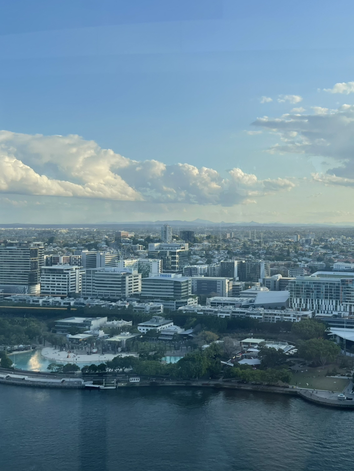 Brisbane, Úc 🇦🇺‼️Miễn phí‼️Điểm ngắm cảnh: Chiêm ngưỡng thành phố chuyển mình từ màu vàng óng ánh sang màu đỏ cam, rồi dần chìm vào màn đêm 🌇