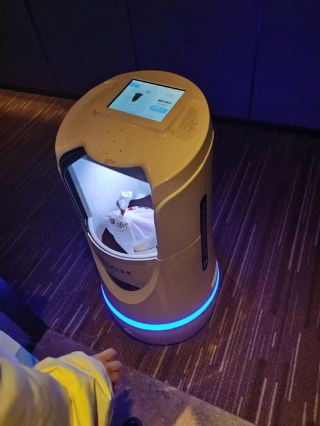 바쁜 일상에 갇혀 우리는 늘 빠른 결과, 소유물, 그리고 성취를 갈망하며 끊임없이 긴장한 채 수많은 아름다운 순간들을 놓치고 살아갑니다. 번잡함에서 벗어나 잠시 여유로운 여행을 떠난 덕분에 낯선 도시의 느긋한 일상 속에서 진정한 휴식의 의미를 깨달을 수 있었습니다. 이 여행은 제 마음속의 모든 불안한 생각들을 떨쳐버리게 해주었습니다. 거창한 여행을 계획한 것이 아니라, 그저 낯선 곳의 느긋한 리듬에 흠뻑 빠져 오랫동안 지친 몸과 마음을 완전히 이완시키고 싶었습니다. 이른 아침, 거리와 골목은 고요하고 평화로웠고, 하늘은 부드럽고 밝았습니다. 아침 시장의 가판대는 깔끔하게 정돈되어 있었고, 상인들은 지나가는 사람들에게 조용히 인사를 건네며 느긋하게 움직였습니다. 소음이나 소란은 전혀 없었고, 따뜻하고 소박한 삶의 분위기만이 가득했습니다. 저는 거리를 거닐다가 작고 아늑한 가게를 찾아 앉아 따뜻하고 소박한 현지 아침 식사를 음미했습니다. 재료는 신선했고, 양념은 담백했으며, 화려한 포장은 없었지만 진심이 담긴 따뜻한 온기가 가득했다. 낮에는 골목길을 거닐며 일상의 잔잔한 리듬에 흠뻑 빠져들었다. 사람들은 고개를 숙이고 천천히 걸으며 서로 이야기를 나누었고, 상인들은 차분히 물건을 돌보고 가게 앞을 쓸었다. 모든 것이 질서정연하고 여유로웠다. 나는 모든 복잡한 생각을 잊고 거리의 다양한 풍경을 조용히 관찰했다. 피곤할 때는 자리에 앉아 차 한 잔을 마시며 마음을 정리하고, 느긋한 삶의 속도에 마음을 맡겼다. 저녁이 되자 불꽃놀이가 은은하게 펼쳐지고, 고요한 밤하늘이 거리를 감쌌다. 작은 가게들이 하나둘씩 따뜻한 불빛을 밝히고, 소박하고 따뜻한 집밥이 마음속의 모든 불안을 달래주었다. 이번 슬로우 트래블을 통해 삶의 많은 불안이 "너무 서두르는" 데서 비롯된다는 것을 깨달았습니다. 성공을 갈망하고, 성취를 갈망하고, 평범함에서 벗어나고 싶어 하는 조급함 때문에 우리는 삶이 결승선을 향한 경주가 아니라 긴 여정이라는 사실을 간과합니다. 속도를 늦추고, 흐름에 몸을 맡기고, 서두르지 않고 앞으로 나아가는 것이야말로 마음의 평화를 유지하고 지속적인 안정을 얻는 유일한 길입니다. 왕궈웨이가 말했듯이, "진정한 평화를 찾으려면 삶을 천천히 살아야 한다."

#travel2026 #GuangzhouItinerary