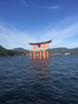 海に浮かぶ朱色の大鳥居、宮島・厳島神社⛩️🌊✨
