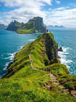 卡爾斯島(Kalsoy)位於法羅群島東北部,屬於克拉克斯維克市鎮,是一個以細長形狀聞名、被暱稱為「長笛之島」的狹長島嶼。呢度山海環繞,著名景色有陡峭懸崖、原始綠野同被拍過多部電影的壯觀燈塔。想體驗真正北大西洋邊緣的幽靜與壯美,Kalsoy一定係必選之地!

推薦遊玩路線:
到達克拉克斯維克(Klaksvík)碼頭後,建議搭乘渡輪前往Kalsoy島。渡輪抵達Syðradalur港口,島上有單一路線貫穿南北,大部分遊客會選擇自駕或搭乘本地小巴前行。

必玩項目:
1. Kallur燈塔健行:絕對必去,全島最著名地標。由Trøllanes村走去Kallur Lighthouse,單程大約45分鐘,沿途可以俯瞰懸崖、海洋同壯麗山巒,打卡一流!天氣好時望到無邊雲海,風景震撼。
2. 打卡特別場景:Kallur Lighthouse 附近係007電影取景地(《007:生死有時》),去到記得留影!沿途亦偶遇山羊、鳥類等地道動物群。
3. 探索島上四村:途經Húsar、Mikladalur、Trøllanes同Syðradalur,每個村落都好純樸,其中Mikladalur有著名的海姆女像(Kópakonan)傳說雕像,亦係打卡重點。

景點遊玩貼士:
· 天氣變化大,記得帶防風防水外套;步道濕滑,山路需著行山鞋。
· 島上無大型餐廳超市,建議自備糧食同飲用水。
· 島內接送班次唔多,預先查好渡輪及小巴時間表,避免錯過末班返回船。
· 建議安排3至5小時探索島上重點景點,可以輕鬆享受壯美風光。

注意事項:
· 營業時間:全年10:00 – 17:00,實際航班及交通受天氣影響,建議即日查詢。
· 島上人口稀少配套有限,垃圾請自帶走,保持原始環境。
· 崖邊風大,行走時注意安全,盡量遠離懸崖邊緣。

卡爾斯島靜謐純淨,壯美自然景色讓人洗滌心靈,係法羅群島旅行必去之選。嚮往極地大自然,可以安排半天到一天慢遊細味!

話題:#法羅群島  #卡爾斯島  #壯觀燈塔  #極地行山  #007取景地 