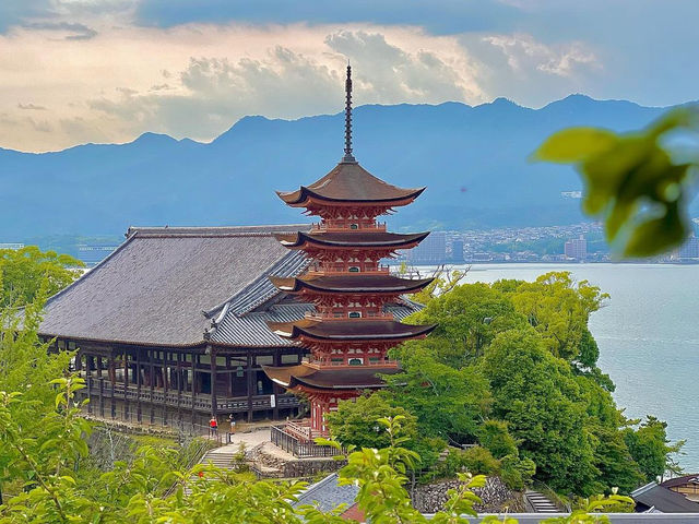 이쓰쿠시마 사원: 일본의 떠다니는 아름다움의 아이콘 ⛩️🌊