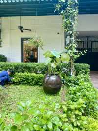 🌳 Beautiful Grounds, Pool & Breakfast Experience