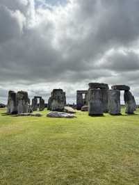 Discover Stonehenge: The Ancient Wonder of England 🏺🌿
