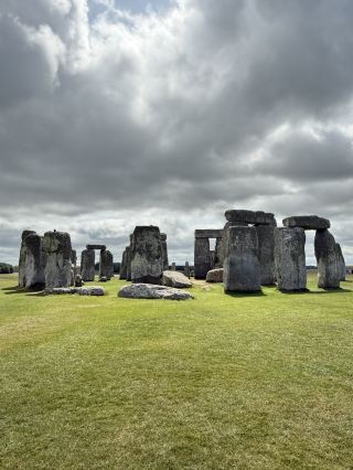 Discover Stonehenge: The Ancient Wonder of England 🏺🌿