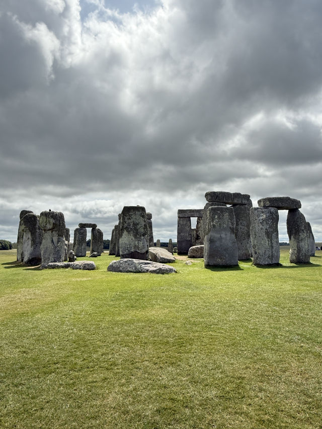 Discover Stonehenge: The Ancient Wonder of England 🏺🌿