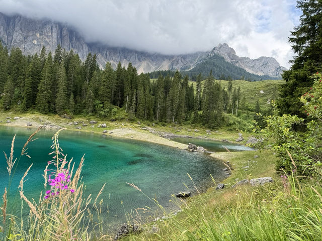 走訪多洛米蒂山最美麗的湖泊～雷扎湖 (Lake Carezza)