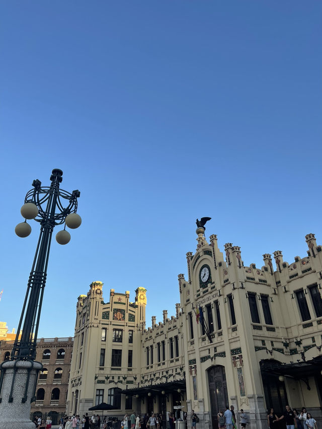 Valencia: Color, Culture & Mediterranean Style 🎨☀️🌊 Valencia: Color, Culture & Mediterranean Style 🎨☀️🌊