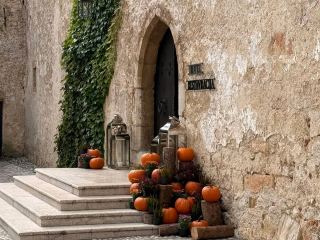 ปราสาทน้ำ Sole ของสโลวีเนีย: หลอกหลอนที่Otočecในวันฮาโลวีน