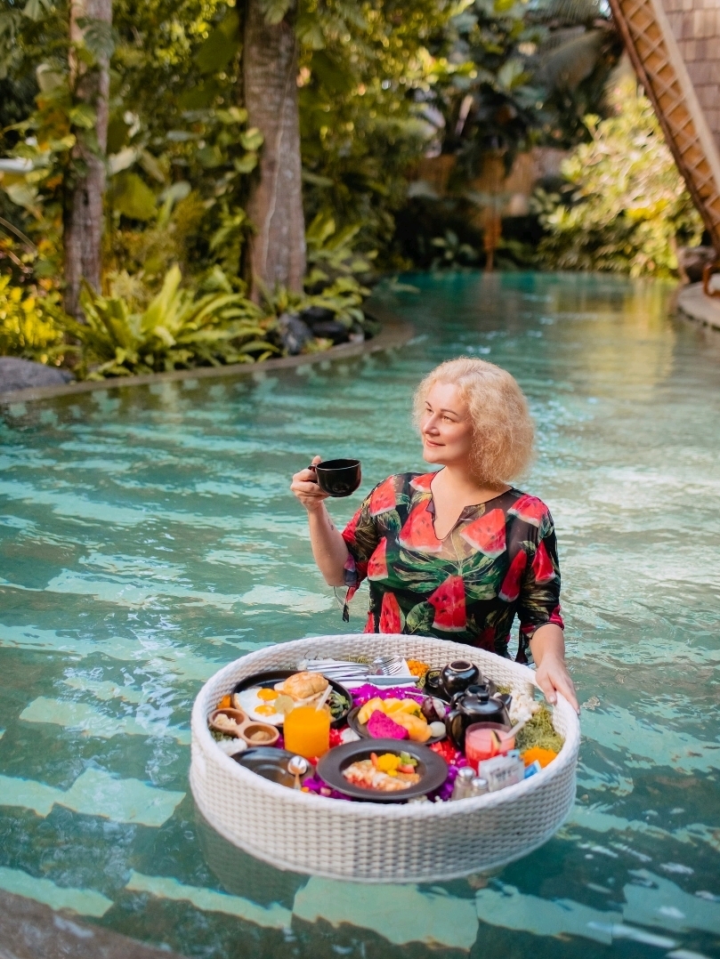 The hotel is essentially one big photo zone. Everything is designed to be as beautiful and impressive as possible. However, I personally found the service lacking, as I had to fight to get the floating breakfast in the pool, which the staff simply forgot about. The room smelled damp. In the evening, it was noisy with poor soundproofing, as everything is arranged very compactly. If you're willing to put up with some minor discomfort for a high price, it's definitely worth every shot.