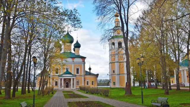 ウグリチ — 川辺に佇む教会と赤レンガが歴史を語るロシアの街 | Trip