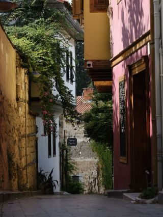 The Streets of Kaleiçi: The Soul of Antalya.
Kaleiçi is Antalya's old town, but its true atmosphere lies in its alleys. Here you'll find a maze of narrow cobblestone streets, Ottoman houses with bay windows, bougainvillea, cats 🐈, and coffee shops ☕ in the shade of ancient walls.
Which Streets Are Worth Walking 🗺️
Hesapçı Sokak — the main one: hotels, cafes, galleries, shops.
Kılıçarslan Sokak — quieter and more authentic.
Uzun Çarşı — shopping: spices, fabrics, souvenirs.
The alleys near Hıdırlık Tower and the Old Harbor — views of the sea and sunset.
Mini-route ✅
Hadrian's Gate → Hesapçı Sokak → Kılıçarslan Sokak → Uzun Çarşı → Hıdırlık Tower → Old Harbor. Allow 2-3 hours for the walk.
The streets of Kaleiçi are an open-air museum. The best way to get to know them is to wander aimlessly, take wrong turns, and drink coffee in the courtyards.