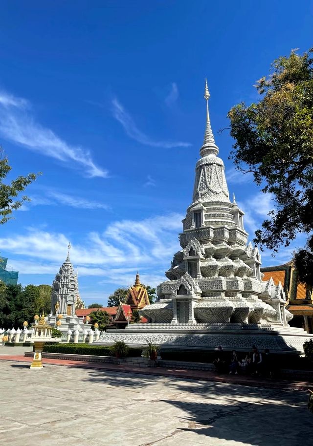 Visit the red "Khmer" 🇰🇭 and experience the unique beauty of the palace 🎊🎊🎊.