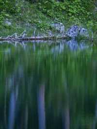 Lake Eibsee, beneath Germany's highest peak, boasts stunning scenery like a fairyland.