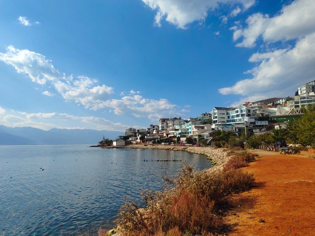 The Erhai Lake with the same color as the sky and sea.