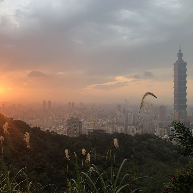 Stunning views of Taipei, elephant mountain. 