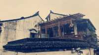 周庄，這座江南古鎮，被灰藍的煙雨輕紗輕輕籠罩，仿彿一幅淡墨的水彩畫