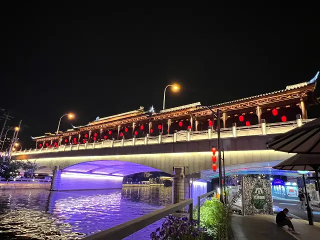 When in Wuxi, one must take a night stroll along the ancient Qingming Bridge canal!