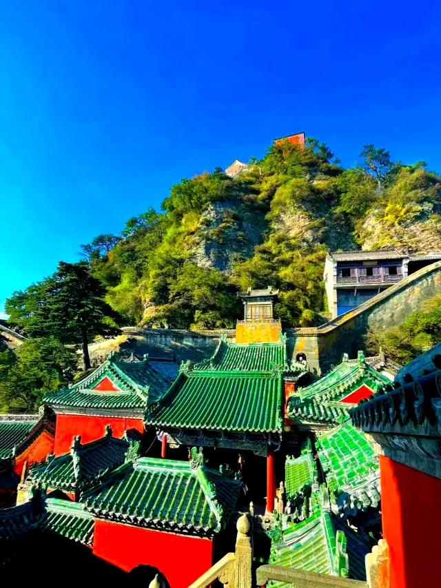 山を見ない私は自分で山を見に行く-赤い壁と緑の瓦、武当山