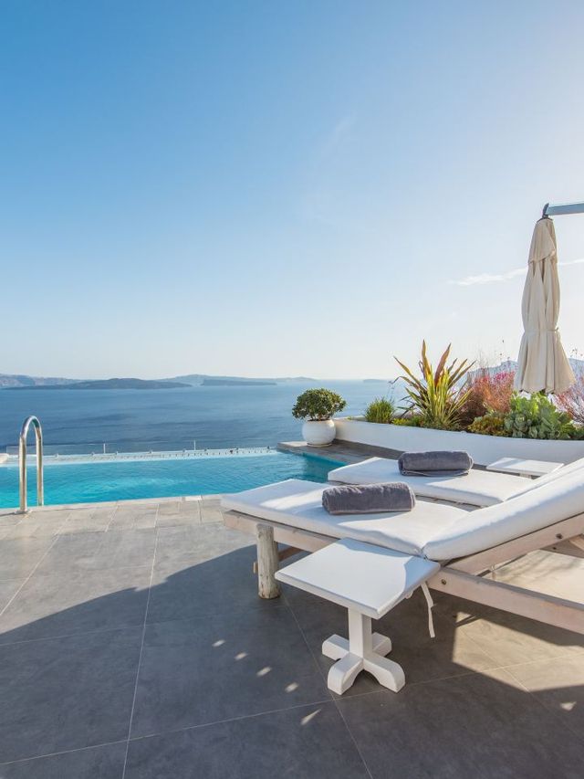 🌅 Santorini Secrets: Spa Luxury & Suite Dreams 🛎️