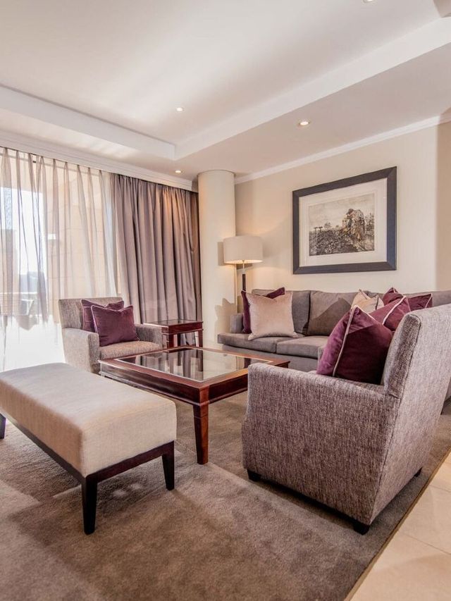 🌟🏨 Sandton's Stylish Sleeps: Raphael Suites! 🛌✨