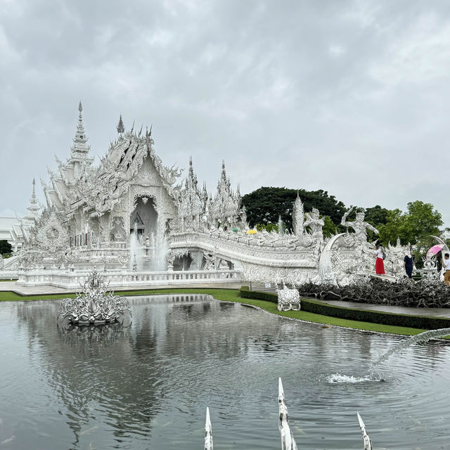 White Temple is stunning even in rainy days 
