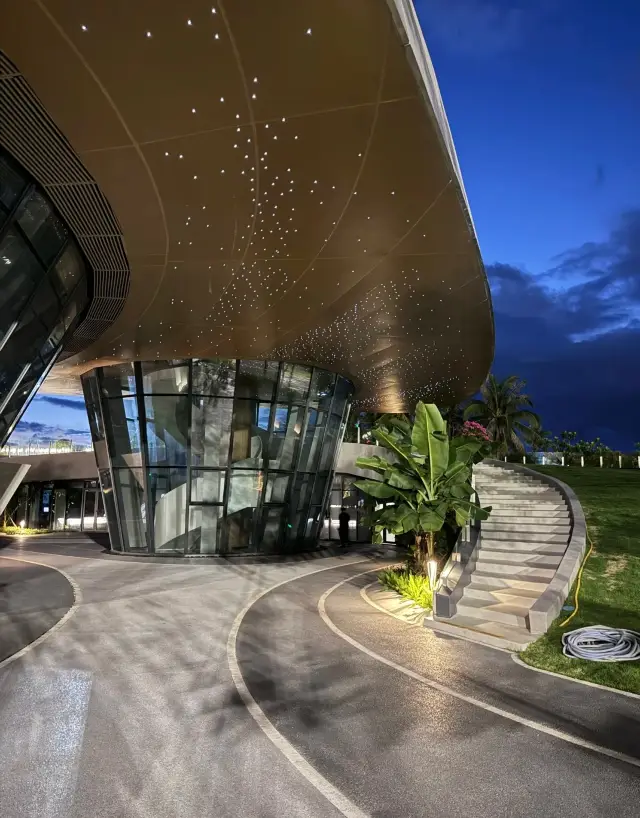 Yazhou Bay Beach has also become upscale