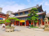 探索千年古寺。
