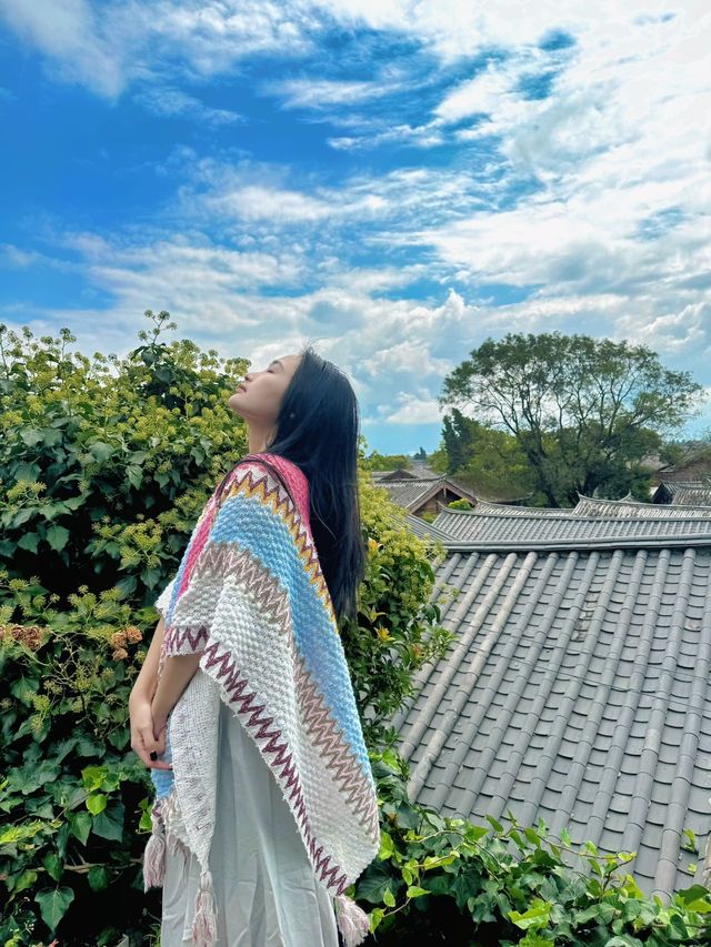 俯瞰麗江古城的觀景大窗在我酒店房間裏…。