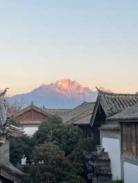 陽光麗江，冬日盛景 在麗江，陽光與雪山撞個滿懷。